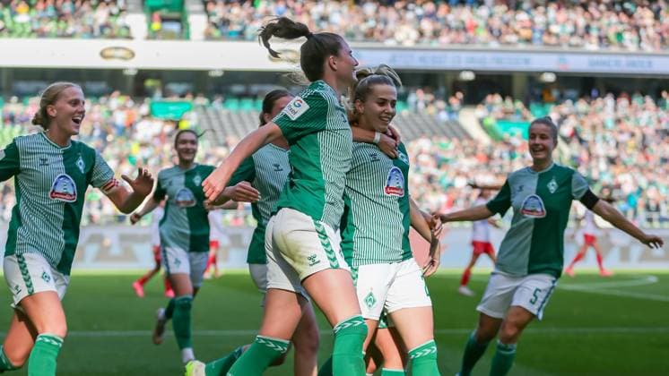 v.li.: Spielerinnen des SV Werder Bremen mit Torjubel, Jubel, jubeln, jubelt, optimistisch, Spielszene, Highlight, Freude über das Tor zum 1:0, DIE DFB-RICHTLINIEN UNTERSAGEN JEGLICHE NUTZUNG VON FOTOS ALS SEQUENZBILDER UND ODER VIDEOÄHNLICHE FOTOSTRECKEN. DFB REGULATIONS PROHIBIT ANY USE OF PHOTOGRAPHS AS IMAGE SEQUENCES AND OR QUASI-VIDEO., 14.10.2023, Bremen (Deutschland), Fussball, Google Pixel Frauen-Bundesliga, SV Werder Bremen - 1. FC Köln