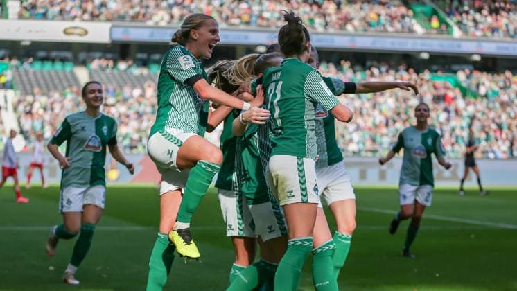 v.li.: Spielerinnen des SV Werder Bremen mit Torjubel, Jubel, jubeln, jubelt, optimistisch, Spielszene, Highlight, Freude über das Tor zum 1:0, DIE DFB-RICHTLINIEN UNTERSAGEN JEGLICHE NUTZUNG VON FOTOS ALS SEQUENZBILDER UND ODER VIDEOÄHNLICHE FOTOSTRECKEN. DFB REGULATIONS PROHIBIT ANY USE OF PHOTOGRAPHS AS IMAGE SEQUENCES AND OR QUASI-VIDEO., 14.10.2023, Bremen (Deutschland), Fussball, Google Pixel Frauen-Bundesliga, SV Werder Bremen - 1. FC Köln