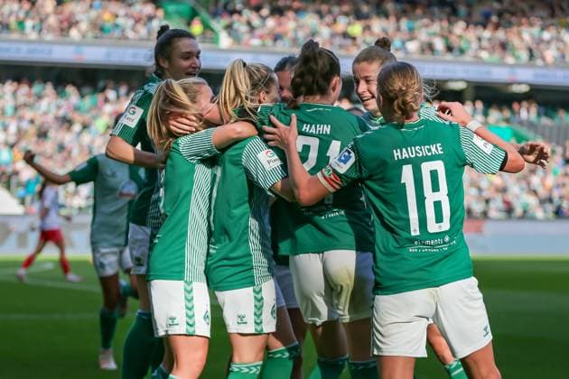 v.li.: , DIE DFB-RICHTLINIEN UNTERSAGEN JEGLICHE NUTZUNG VON FOTOS ALS SEQUENZBILDER UND ODER VIDEOÄHNLICHE FOTOSTRECKEN. DFB REGULATIONS PROHIBIT ANY USE OF PHOTOGRAPHS AS IMAGE SEQUENCES AND OR QUASI-VIDEO., 14.10.2023, Bremen (Deutschland), Fussball, Google Pixel Frauen-Bundesliga, SV Werder Bremen - 1. FC Köln