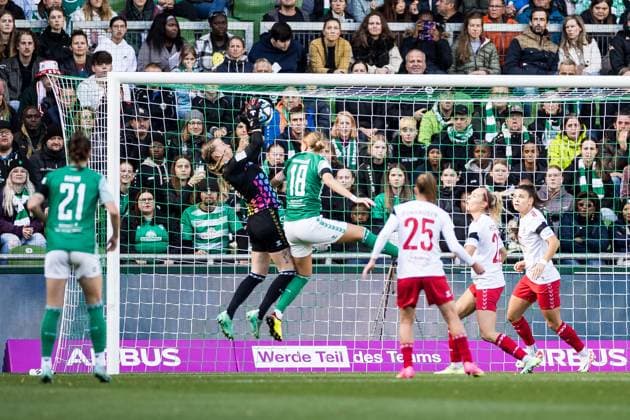 GOOGLE PIXEL Frauen Bundesliga, SV Werder Bremen - 1. FC Koeln; 14.10.2023 Jasmin Pal (1. FC Koeln, 1) haelt gegen Lina Hausicke (SV Werder Bremen, 18) GOOGLE PIXEL Frauen Bundesliga, SV Werder Bremen - 1. FC Koeln, Bremen, wohninvest Weserstadion am 14.10.2023 DFB REGULATIONS PROHIBIT ANY USE OF PHOTOGRAPHS AS IMAGE SEQUENCES AND OR QUASI-VIDEO. Copyright: xBEAUTIFULxSPORTS Wunderlx
