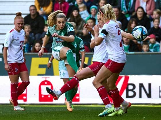 versuchter Torschuss von Nina Luehrssen (SV Werder Bremen 27) , Janina Hechler (1.FC Koeln 28), Laura Vogt (1.FC Koeln 08) GER, SV Werder Bremen : 1.FC Koeln, Fussball, Frauen Bundesliga, 4.Spieltag, Spielzeit 2023 2024, 14.10.2023 GER, SV Werder Bremen : 1.FC Koeln, Fussball, Frauen Bundesliga, 4.Spieltag, Spielzeit 2023 2024, 14.10.2023 Bremen Copyright: xEibner-Pressefoto xStephaniexZerx EP_SZE