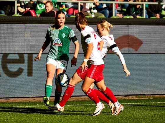 Juliane Wirtz (SV Werder Bremen 28), Chiara Hahn (SV Werder Bremen 21) , Anna Gerhardt (1.FC Koeln 21) GER, SV Werder Bremen : 1.FC Koeln, Fussball, Frauen Bundesliga, 4.Spieltag, Spielzeit 2023 2024, 14.10.2023 GER, SV Werder Bremen : 1.FC Koeln, Fussball, Frauen Bundesliga, 4.Spieltag, Spielzeit 2023 2024, 14.10.2023 Bremen Copyright: xEibner-Pressefoto xStephaniexZerx EP_SZE