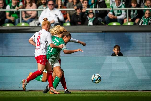 GER, FFBL, SV Werder Bremen vs 1. FC Koeln 14.10.2023, wohninvest WESERSTADION, GER, FFBL, SV Werder Bremen vs 1. FC Koeln im Bild Maja Sternad (SV Werder Bremen 11) setzt sich gegen Laura Vogt (1. FC Koeln 08) durch,