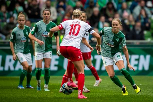 GER, FFBL, SV Werder Bremen vs 1. FC Koeln 14.10.2023, wohninvest WESERSTADION, GER, FFBL, SV Werder Bremen vs 1. FC Koeln im Bild Lina Hausicke (SV Werder Bremen 18) mit Blick auf Ball und Sharon Beck (1. FC Koeln 10),
