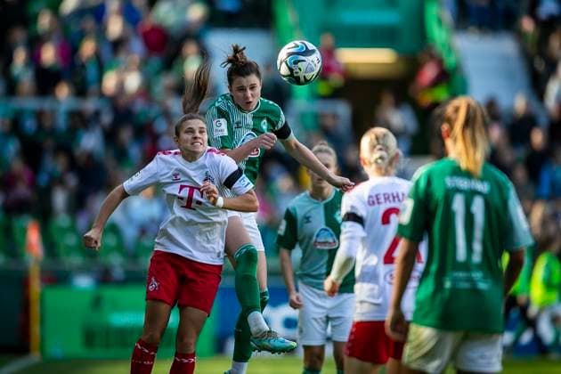 GER, FFBL, SV Werder Bremen vs 1. FC Koeln 14.10.2023, wohninvest WESERSTADION, GER, FFBL, SV Werder Bremen vs 1. FC Koeln im Bild Kopfballduell Kopfball Chiara Hahn (SV Werder Bremen 21) gegen Martyna Wiankowska (1. FC Koeln 26),