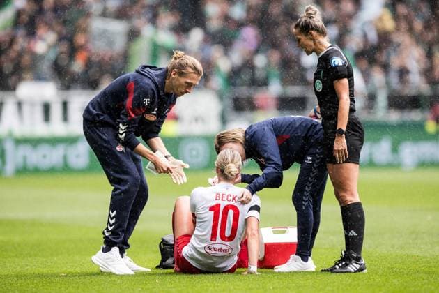 GOOGLE PIXEL Frauen Bundesliga, SV Werder Bremen - 1. FC Koeln; 14.10.2023 Sharon Beck (1. FC Koeln, 10) muss mit blutender Nase behandelt werden GOOGLE PIXEL Frauen Bundesliga, SV Werder Bremen - 1. FC Koeln, Bremen, wohninvest Weserstadion am 14.10.2023 DFB REGULATIONS PROHIBIT ANY USE OF PHOTOGRAPHS AS IMAGE SEQUENCES AND OR QUASI-VIDEO. Copyright: xBEAUTIFULxSPORTS Wunderlx