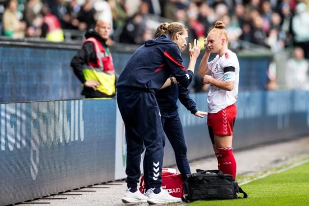GOOGLE PIXEL Frauen Bundesliga, SV Werder Bremen - 1. FC Koeln; 14.10.2023 Laura Vogt (1. FC Koeln, 8) muss am Spielfeldrand behandelt werden GOOGLE PIXEL Frauen Bundesliga, SV Werder Bremen - 1. FC Koeln, Bremen, wohninvest Weserstadion am 14.10.2023 DFB REGULATIONS PROHIBIT ANY USE OF PHOTOGRAPHS AS IMAGE SEQUENCES AND OR QUASI-VIDEO. Copyright: xBEAUTIFULxSPORTS Wunderlx