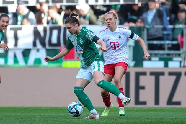 v.li.: Sophie Weidauer (SV Werder Bremen, 9) und Janina Hechler (1. FC Köln, 28) im Zweikampf, Duell, Dynamik, Aktion, Action, Spielszene, DIE DFB-RICHTLINIEN UNTERSAGEN JEGLICHE NUTZUNG VON FOTOS ALS SEQUENZBILDER UND ODER VIDEOÄHNLICHE FOTOSTRECKEN. DFB REGULATIONS PROHIBIT ANY USE OF PHOTOGRAPHS AS IMAGE SEQUENCES AND OR QUASI-VIDEO., 14.10.2023, Bremen (Deutschland), Fussball, Google Pixel Frauen-Bundesliga, SV Werder Bremen - 1. FC Köln