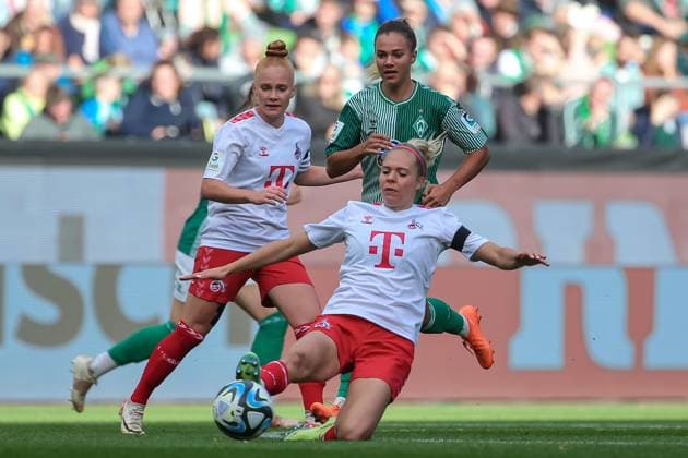 v.li.: Janina Hechler (1. FC Köln, 28) am Ball, Einzelbild, Ganzkörper, Aktion, Action, Spielszene, DIE DFB-RICHTLINIEN UNTERSAGEN JEGLICHE NUTZUNG VON FOTOS ALS SEQUENZBILDER UND ODER VIDEOÄHNLICHE FOTOSTRECKEN. DFB REGULATIONS PROHIBIT ANY USE OF PHOTOGRAPHS AS IMAGE SEQUENCES AND OR QUASI-VIDEO., 14.10.2023, Bremen (Deutschland), Fussball, Google Pixel Frauen-Bundesliga, SV Werder Bremen - 1. FC Köln