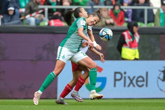 v.li.: Natalia Padilla-Bidas (1. FC Köln, 22) und Hanna Nemeth (SV Werder Bremen, 23) im Zweikampf, Duell, Dynamik, Aktion, Action, Spielszene, DIE DFB-RICHTLINIEN UNTERSAGEN JEGLICHE NUTZUNG VON FOTOS ALS SEQUENZBILDER UND ODER VIDEOÄHNLICHE FOTOSTRECKEN. DFB REGULATIONS PROHIBIT ANY USE OF PHOTOGRAPHS AS IMAGE SEQUENCES AND OR QUASI-VIDEO., 14.10.2023, Bremen (Deutschland), Fussball, Google Pixel Frauen-Bundesliga, SV Werder Bremen - 1. FC Köln