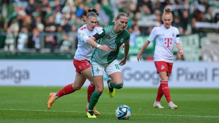v.li.: Alena Bienz (1. FC Köln, 11) und Lina Hausicke (SV Werder Bremen, 18) im Zweikampf, Duell, Dynamik, Aktion, Action, Spielszene, DIE DFB-RICHTLINIEN UNTERSAGEN JEGLICHE NUTZUNG VON FOTOS ALS SEQUENZBILDER UND ODER VIDEOÄHNLICHE FOTOSTRECKEN. DFB REGULATIONS PROHIBIT ANY USE OF PHOTOGRAPHS AS IMAGE SEQUENCES AND OR QUASI-VIDEO., 14.10.2023, Bremen (Deutschland), Fussball, Google Pixel Frauen-Bundesliga, SV Werder Bremen - 1. FC Köln
