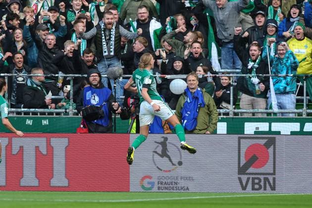 v.li.: Torschützin Lina Hausicke (SV Werder Bremen, 18) mit Torjubel, Jubel, jubeln, jubelt, optimistisch, Spielszene, Highlight, Freude über das Tor zum 2:0, DIE DFB-RICHTLINIEN UNTERSAGEN JEGLICHE NUTZUNG VON FOTOS ALS SEQUENZBILDER UND ODER VIDEOÄHNLICHE FOTOSTRECKEN. DFB REGULATIONS PROHIBIT ANY USE OF PHOTOGRAPHS AS IMAGE SEQUENCES AND OR QUASI-VIDEO., 14.10.2023, Bremen (Deutschland), Fussball, Google Pixel Frauen-Bundesliga, SV Werder Bremen - 1. FC Köln