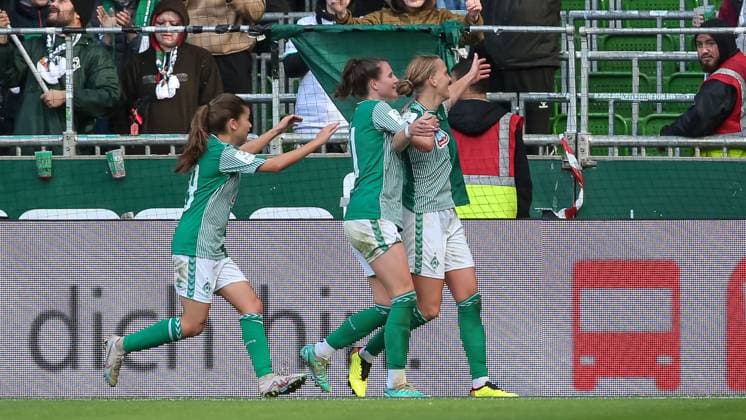 v.li.: Melina Kunkel (SV Werder Bremen, 29), Chiara Hahn (SV Werder Bremen, 21) und Torschützin Lina Hausicke (SV Werder Bremen, 18) mit Torjubel, Jubel, jubeln, jubelt, optimistisch, Spielszene, Highlight, Freude über das Tor zum 2:0, DIE DFB-RICHTLINIEN UNTERSAGEN JEGLICHE NUTZUNG VON FOTOS ALS SEQUENZBILDER UND ODER VIDEOÄHNLICHE FOTOSTRECKEN. DFB REGULATIONS PROHIBIT ANY USE OF PHOTOGRAPHS AS IMAGE SEQUENCES AND OR QUASI-VIDEO., 14.10.2023, Bremen (Deutschland), Fussball, Google Pixel Frauen-Bundesliga, SV Werder Bremen - 1. FC Köln