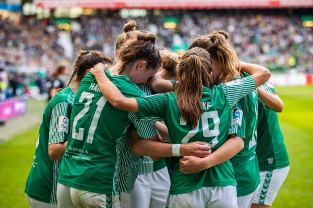 GER, FFBL, SV Werder Bremen vs 1. FC Koeln 14.10.2023, wohninvest WESERSTADION, GER, FFBL, SV Werder Bremen vs 1. FC Koeln im Bild Lina Hausicke (SV Werder Bremen 18) trifft zum 2:0, das Team jubelt vor der Kurve,