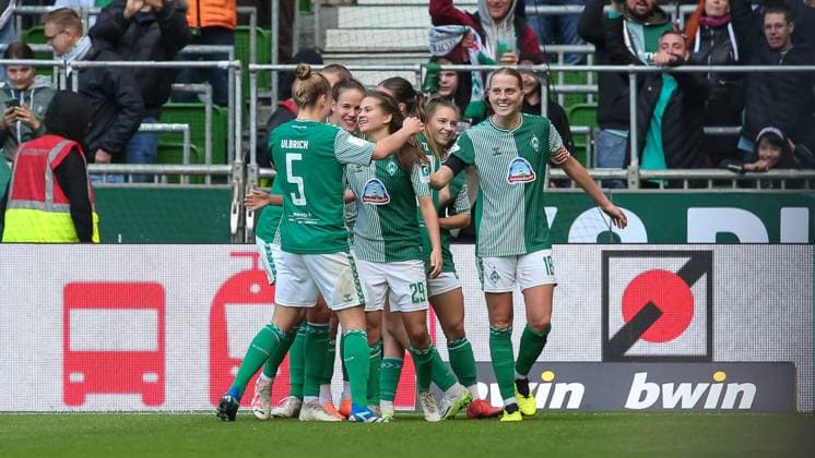 v.li.: Spielerinnen des SV Werder Bremen mit Torjubel, Jubel, jubeln, jubelt, optimistisch, Spielszene, Highlight, Freude über das Tor zum 3:0, DIE DFB-RICHTLINIEN UNTERSAGEN JEGLICHE NUTZUNG VON FOTOS ALS SEQUENZBILDER UND ODER VIDEOÄHNLICHE FOTOSTRECKEN. DFB REGULATIONS PROHIBIT ANY USE OF PHOTOGRAPHS AS IMAGE SEQUENCES AND OR QUASI-VIDEO., 14.10.2023, Bremen (Deutschland), Fussball, Google Pixel Frauen-Bundesliga, SV Werder Bremen - 1. FC Köln