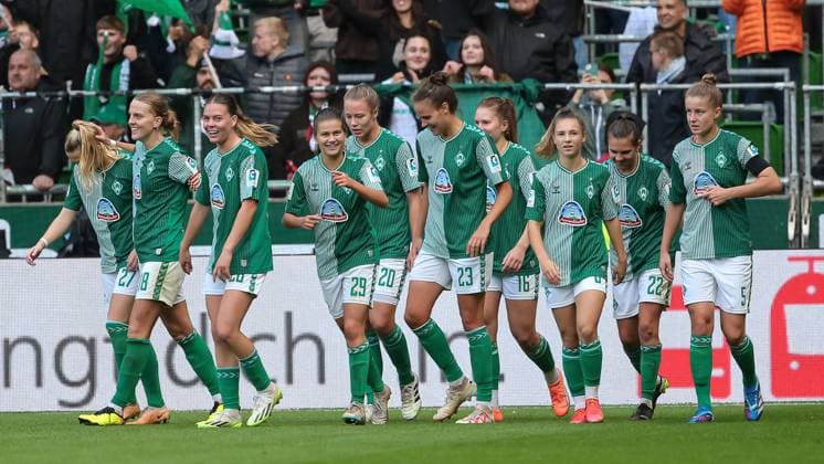 v.li.: Spielerinnen des SV Werder Bremen mit Torjubel, Jubel, jubeln, jubelt, optimistisch, Spielszene, Highlight, Freude über das Tor zum 3:0, DIE DFB-RICHTLINIEN UNTERSAGEN JEGLICHE NUTZUNG VON FOTOS ALS SEQUENZBILDER UND ODER VIDEOÄHNLICHE FOTOSTRECKEN. DFB REGULATIONS PROHIBIT ANY USE OF PHOTOGRAPHS AS IMAGE SEQUENCES AND OR QUASI-VIDEO., 14.10.2023, Bremen (Deutschland), Fussball, Google Pixel Frauen-Bundesliga, SV Werder Bremen - 1. FC Köln