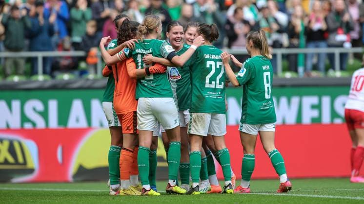 v.li.: Spielerinnen des SV Werder Bremen mit Jubel über den Sieg, Freude über das gewonnene Spiel , DIE DFB-RICHTLINIEN UNTERSAGEN JEGLICHE NUTZUNG VON FOTOS ALS SEQUENZBILDER UND ODER VIDEOÄHNLICHE FOTOSTRECKEN. DFB REGULATIONS PROHIBIT ANY USE OF PHOTOGRAPHS AS IMAGE SEQUENCES AND OR QUASI-VIDEO., 14.10.2023, Bremen (Deutschland), Fussball, Google Pixel Frauen-Bundesliga, SV Werder Bremen - 1. FC Köln