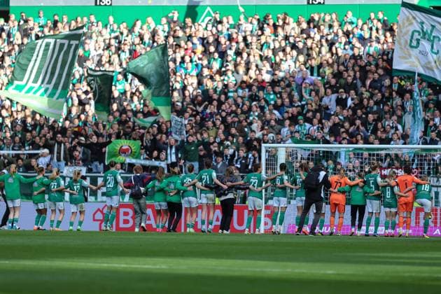 v.li.: Spielerinnen des SV Werder Bremen mit Jubel über den Sieg, Freude über das gewonnene Spiel, bedanken sich bei den Fans, Zuschauern für die Unterstützung, DIE DFB-RICHTLINIEN UNTERSAGEN JEGLICHE NUTZUNG VON FOTOS ALS SEQUENZBILDER UND ODER VIDEOÄHNLICHE FOTOSTRECKEN. DFB REGULATIONS PROHIBIT ANY USE OF PHOTOGRAPHS AS IMAGE SEQUENCES AND OR QUASI-VIDEO., 14.10.2023, Bremen (Deutschland), Fussball, Google Pixel Frauen-Bundesliga, SV Werder Bremen - 1. FC Köln *** v li SV Werder Bremen players with jubilation about the victory, joy about the won match, thank the fans, spectators for the support, THE DFB DIRECTIVES PROHIBIT ANY USE OF PHOTOGRAPHS AS IMAGE SEQUENCES AND OR QUASI VIDEO , 14 10 2023, Bremen Germany , Football , Google Pixel Womens Bundesliga , SV Werder Bremen 1 FC Köln xobx