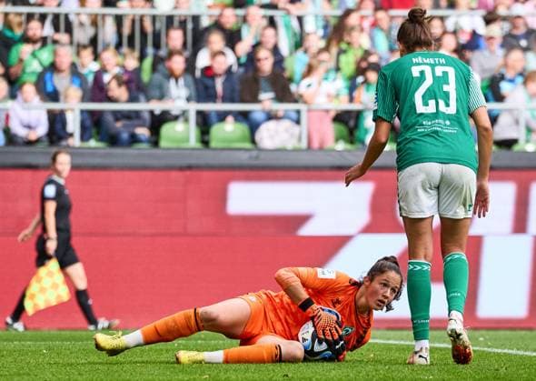 Livia Peng (SV Werder Bremen 01), Hanna Nemeth (SV Werder Bremen 23) GER, SV Werder Bremen : 1.FC Koeln, Fussball, Frauen Bundesliga, 4.Spieltag, Spielzeit 2023 2024, 14.10.2023 GER, SV Werder Bremen : 1.FC Koeln, Fussball, Frauen Bundesliga, 4.Spieltag, Spielzeit 2023 2024, 14.10.2023 Bremen Copyright: xEibner-Pressefoto xStephaniexZerx EP_SZE