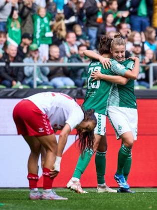 Michelle Ulbrich (SV Werder Bremen 05) und Hanna Nemeth (SV Werder Bremen 23) jubeln und freuen sich ueber den Sieg fuer Werder Bremen mit 3:0. GER, SV Werder Bremen : 1.FC Koeln, Fussball, Frauen Bundesliga, 4.Spieltag, Spielzeit 2023 2024, 14.10.2023 GER, SV Werder Bremen : 1.FC Koeln, Fussball, Frauen Bundesliga, 4.Spieltag, Spielzeit 2023 2024, 14.10.2023 Bremen Copyright: xEibner-Pressefoto xStephaniexZerx EP_SZE