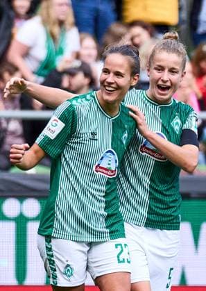 Michelle Ulbrich (SV Werder Bremen 05) und Hanna Nemeth (SV Werder Bremen 23) jubeln und freuen sich ueber den Sieg fuer Werder Bremen mit 3:0. GER, SV Werder Bremen : 1.FC Koeln, Fussball, Frauen Bundesliga, 4.Spieltag, Spielzeit 2023 2024, 14.10.2023 GER, SV Werder Bremen : 1.FC Koeln, Fussball, Frauen Bundesliga, 4.Spieltag, Spielzeit 2023 2024, 14.10.2023 Bremen Copyright: xEibner-Pressefoto xStephaniexZerx EP_SZE