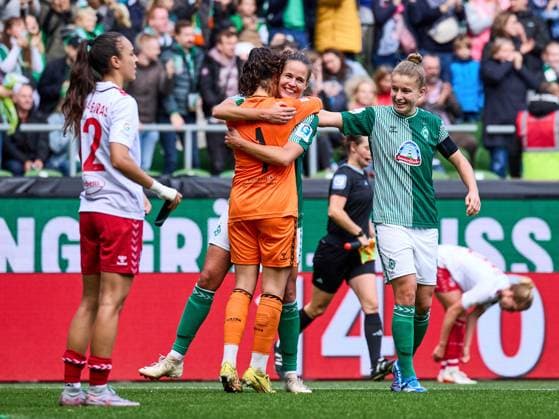 Michelle Ulbrich (SV Werder Bremen 05), Livia Peng (SV Werder Bremen 01) und Hanna Nemeth (SV Werder Bremen 23) jubeln und freuen sich ueber den Sieg fuer Werder Bremen mit 3:0. GER, SV Werder Bremen : 1.FC Koeln, Fussball, Frauen Bundesliga, 4.Spieltag, Spielzeit 2023 2024, 14.10.2023 GER, SV Werder Bremen : 1.FC Koeln, Fussball, Frauen Bundesliga, 4.Spieltag, Spielzeit 2023 2024, 14.10.2023 Bremen Copyright: xEibner-Pressefoto xStephaniexZerx EP_SZE