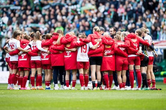 GOOGLE PIXEL Frauen Bundesliga, SV Werder Bremen - 1. FC Koeln; 14.10.2023 Teamkreis der 1. FC Koeln Frauen nach der Niederlage GOOGLE PIXEL Frauen Bundesliga, SV Werder Bremen - 1. FC Koeln, Bremen, wohninvest Weserstadion am 14.10.2023 DFB REGULATIONS PROHIBIT ANY USE OF PHOTOGRAPHS AS IMAGE SEQUENCES AND OR QUASI-VIDEO. Copyright: xBEAUTIFULxSPORTS Wunderlx