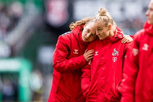 GOOGLE PIXEL Frauen Bundesliga, SV Werder Bremen - 1. FC Koeln; 14.10.2023 Lotta Cordes (1. FC Koeln, 6), Lena Uebach (1. FC Koeln, 27) umarmen sich niedergeschlagen GOOGLE PIXEL Frauen Bundesliga, SV Werder Bremen - 1. FC Koeln, Bremen, wohninvest Weserstadion am 14.10.2023 DFB REGULATIONS PROHIBIT ANY USE OF PHOTOGRAPHS AS IMAGE SEQUENCES AND OR QUASI-VIDEO. Copyright: xBEAUTIFULxSPORTS Wunderlx