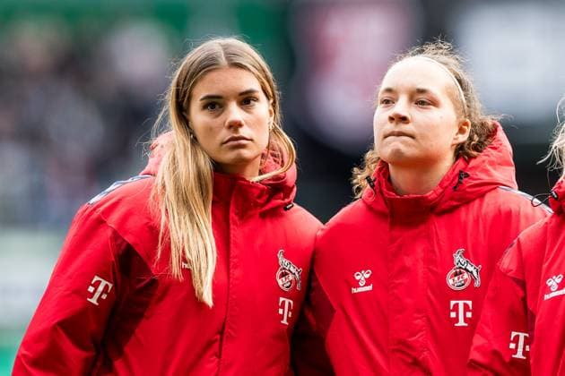 GOOGLE PIXEL Frauen Bundesliga, SV Werder Bremen - 1. FC Koeln; 14.10.2023 Selina Cerci (1. FC Koeln, 29) umarmt Lotta Cordes (1. FC Koeln, 6) GOOGLE PIXEL Frauen Bundesliga, SV Werder Bremen - 1. FC Koeln, Bremen, wohninvest Weserstadion am 14.10.2023 DFB REGULATIONS PROHIBIT ANY USE OF PHOTOGRAPHS AS IMAGE SEQUENCES AND OR QUASI-VIDEO. Copyright: xBEAUTIFULxSPORTS Wunderlx
