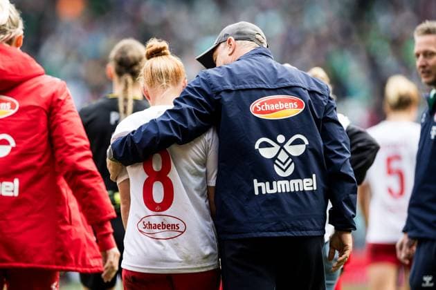 GOOGLE PIXEL Frauen Bundesliga, SV Werder Bremen - 1. FC Koeln; 14.10.2023 Laura Vogt (1. FC Koeln, 8) wird von Daniel Weber (Trainer 1. FC Koeln) umarmt GOOGLE PIXEL Frauen Bundesliga, SV Werder Bremen - 1. FC Koeln, Bremen, wohninvest Weserstadion am 14.10.2023 DFB REGULATIONS PROHIBIT ANY USE OF PHOTOGRAPHS AS IMAGE SEQUENCES AND OR QUASI-VIDEO. Copyright: xBEAUTIFULxSPORTS Wunderlx