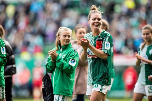GOOGLE PIXEL Frauen Bundesliga, SV Werder Bremen - 1. FC Koeln; 14.10.2023 Juliane Wirtz (SV Werder Bremen, 28) lachend bei der Ehrenrunde GOOGLE PIXEL Frauen Bundesliga, SV Werder Bremen - 1. FC Koeln, Bremen, wohninvest Weserstadion am 14.10.2023 DFB REGULATIONS PROHIBIT ANY USE OF PHOTOGRAPHS AS IMAGE SEQUENCES AND OR QUASI-VIDEO. Copyright: xBEAUTIFULxSPORTS Wunderlx