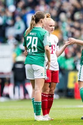 GOOGLE PIXEL Frauen Bundesliga, SV Werder Bremen - 1. FC Koeln; 14.10.2023 Juliane Wirtz (SV Werder Bremen, 28) troestet Laura Vogt (1. FC Koeln, 8) GOOGLE PIXEL Frauen Bundesliga, SV Werder Bremen - 1. FC Koeln, Bremen, wohninvest Weserstadion am 14.10.2023 DFB REGULATIONS PROHIBIT ANY USE OF PHOTOGRAPHS AS IMAGE SEQUENCES AND OR QUASI-VIDEO. Copyright: xBEAUTIFULxSPORTS Wunderlx
