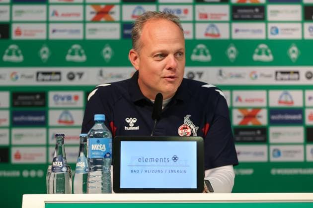 v.li.: Daniel Weber (Trainer, 1. FC Köln) während der Pressekonferenz, Portrait, Nahaufnahme, Einzelfoto, Einzelbild, DIE DFB-RICHTLINIEN UNTERSAGEN JEGLICHE NUTZUNG VON FOTOS ALS SEQUENZBILDER UND ODER VIDEOÄHNLICHE FOTOSTRECKEN. DFB REGULATIONS PROHIBIT ANY USE OF PHOTOGRAPHS AS IMAGE SEQUENCES AND OR QUASI-VIDEO., 14.10.2023, Bremen (Deutschland), Fussball, Google Pixel Frauen-Bundesliga, SV Werder Bremen - 1. FC Köln