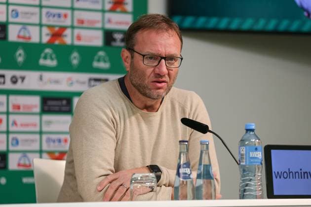 v.li.: Thomas Horsch (Trainer, Cheftrainer, SV Werder Bremen) während der Pressekonferenz, Portrait, Nahaufnahme, Einzelfoto, Einzelbild, DIE DFB-RICHTLINIEN UNTERSAGEN JEGLICHE NUTZUNG VON FOTOS ALS SEQUENZBILDER UND ODER VIDEOÄHNLICHE FOTOSTRECKEN. DFB REGULATIONS PROHIBIT ANY USE OF PHOTOGRAPHS AS IMAGE SEQUENCES AND OR QUASI-VIDEO., 14.10.2023, Bremen (Deutschland), Fussball, Google Pixel Frauen-Bundesliga, SV Werder Bremen - 1. FC Köln