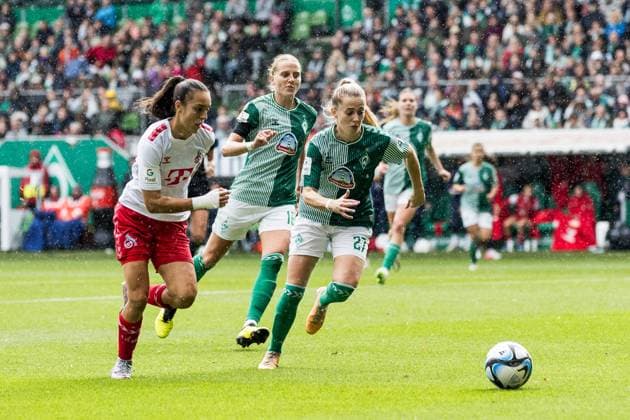 GOOGLE PIXEL Frauen Bundesliga, SV Werder Bremen - 1. FC Koeln; 14.10.2023 Natalia Padilla-Bidas (1. FC Koeln, 22), Nina Luehrssen (SV Werder Bremen, 27) GOOGLE PIXEL Frauen Bundesliga, SV Werder Bremen - 1. FC Koeln, Bremen, wohninvest Weserstadion am 14.10.2023 DFB REGULATIONS PROHIBIT ANY USE OF PHOTOGRAPHS AS IMAGE SEQUENCES AND OR QUASI-VIDEO. Copyright: xBEAUTIFULxSPORTS Wunderlx