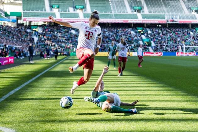 GOOGLE PIXEL Frauen Bundesliga, SV Werder Bremen - 1. FC Koeln; 14.10.2023 Martyna Wiankowska (1. FC Koeln, 26), Michelle Ulbrich (SV Werder Bremen, 5) GOOGLE PIXEL Frauen Bundesliga, SV Werder Bremen - 1. FC Koeln, Bremen, wohninvest Weserstadion am 14.10.2023 DFB REGULATIONS PROHIBIT ANY USE OF PHOTOGRAPHS AS IMAGE SEQUENCES AND OR QUASI-VIDEO. Copyright: xBEAUTIFULxSPORTS Wunderlx