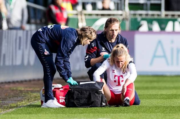 GOOGLE PIXEL Frauen Bundesliga, SV Werder Bremen - 1. FC Koeln; 14.10.2023 Sofie Vendelbo (1. FC Koeln, 2) muss nach Auswechslung weiter an der Seitenlinie behandelt werden GOOGLE PIXEL Frauen Bundesliga, SV Werder Bremen - 1. FC Koeln, Bremen, wohninvest Weserstadion am 14.10.2023 DFB REGULATIONS PROHIBIT ANY USE OF PHOTOGRAPHS AS IMAGE SEQUENCES AND OR QUASI-VIDEO. Copyright: xBEAUTIFULxSPORTS Wunderlx
