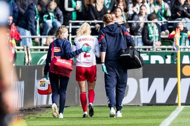 GOOGLE PIXEL Frauen Bundesliga, SV Werder Bremen - 1. FC Koeln; 14.10.2023 Sofie Vendelbo (1. FC Koeln, 2) muss nach Auswechslung vom Feld begleitet werden GOOGLE PIXEL Frauen Bundesliga, SV Werder Bremen - 1. FC Koeln, Bremen, wohninvest Weserstadion am 14.10.2023 DFB REGULATIONS PROHIBIT ANY USE OF PHOTOGRAPHS AS IMAGE SEQUENCES AND OR QUASI-VIDEO. Copyright: xBEAUTIFULxSPORTS Wunderlx