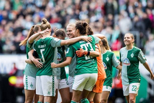 GOOGLE PIXEL Frauen Bundesliga, SV Werder Bremen - 1. FC Koeln; 14.10.2023 Jubel nach Abpfiff bei den Bremer Spielerinnen Juliane Wirtz (SV Werder Bremen, 28), Lina Hausicke (SV Werder Bremen, 18) GOOGLE PIXEL Frauen Bundesliga, SV Werder Bremen - 1. FC Koeln, Bremen, wohninvest Weserstadion am 14.10.2023 DFB REGULATIONS PROHIBIT ANY USE OF PHOTOGRAPHS AS IMAGE SEQUENCES AND OR QUASI-VIDEO. Copyright: xBEAUTIFULxSPORTS Wunderlx