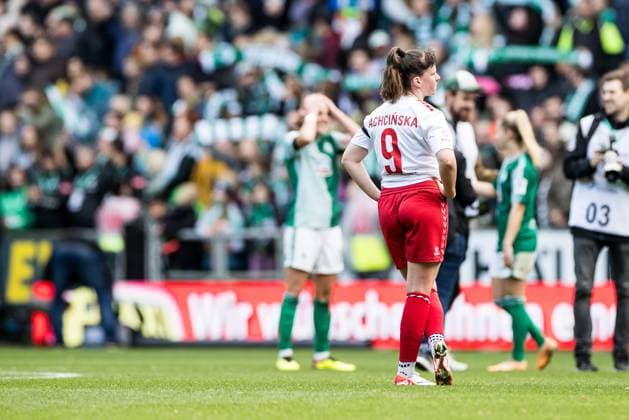 GOOGLE PIXEL Frauen Bundesliga, SV Werder Bremen - 1. FC Koeln; 14.10.2023 Adriana Achcinska (1. FC Koeln, 9) frustriert nach der Niederlage GOOGLE PIXEL Frauen Bundesliga, SV Werder Bremen - 1. FC Koeln, Bremen, wohninvest Weserstadion am 14.10.2023 DFB REGULATIONS PROHIBIT ANY USE OF PHOTOGRAPHS AS IMAGE SEQUENCES AND OR QUASI-VIDEO. Copyright: xBEAUTIFULxSPORTS Wunderlx