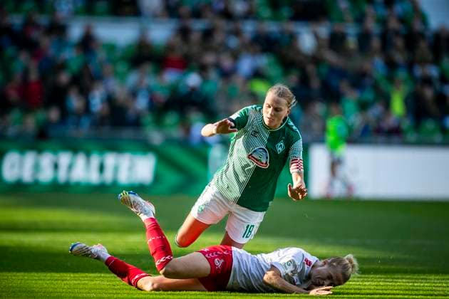 GER, FFBL, SV Werder Bremen vs 1. FC Koeln 14.10.2023, wohninvest WESERSTADION, GER, FFBL, SV Werder Bremen vs 1. FC Koeln im Bild Lina Hausicke (SV Werder Bremen 18) im Duell,
