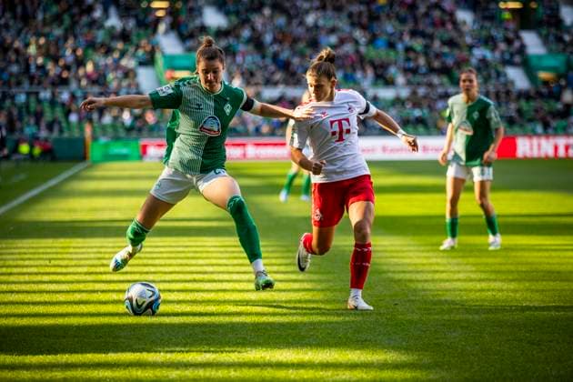 GER, FFBL, SV Werder Bremen vs 1. FC Koeln 14.10.2023, wohninvest WESERSTADION, GER, FFBL, SV Werder Bremen vs 1. FC Koeln im Bild Duell Zweikampf zwischen Chiara Hahn (SV Werder Bremen 21) und Martyna Wiankowska (1. FC Koeln 26),