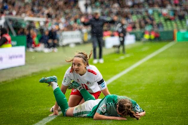 GER, FFBL, SV Werder Bremen vs 1. FC Koeln 14.10.2023, wohninvest WESERSTADION, GER, FFBL, SV Werder Bremen vs 1. FC Koeln im Bild Duell Zweikampf zwischen Chiara Hahn (SV Werder Bremen 21) gegen Lotta Cordes (1. FC Koeln 06),