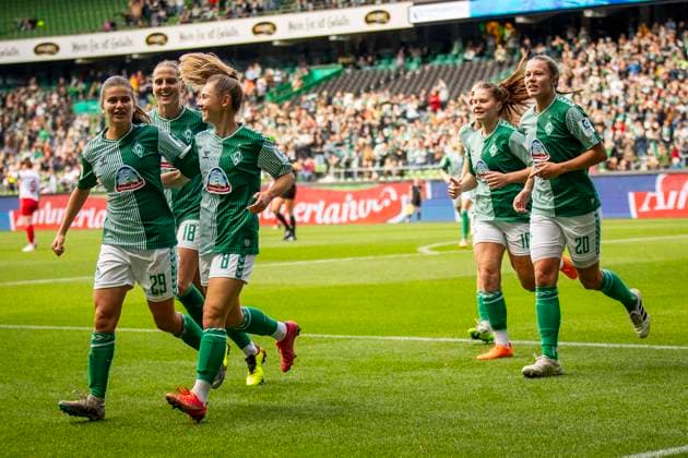 GER, FFBL, SV Werder Bremen vs 1. FC Koeln 14.10.2023, wohninvest WESERSTADION, GER, FFBL, SV Werder Bremen vs 1. FC Koeln im Bild Torjubel, Jubel, Melina Kunkel (SV Werder Bremen 29) trifft zum 3:0, Jubel mit Michelle Weiß Weiss (SV Werder Bremen 08) und Lina Hausicke (SV Werder Bremen 18),