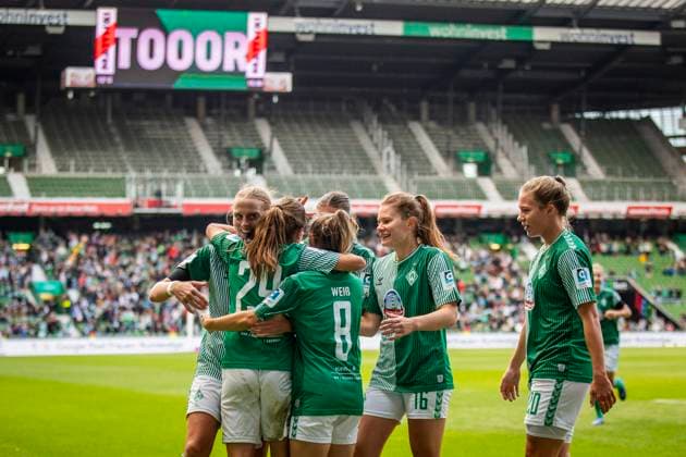 GER, FFBL, SV Werder Bremen vs 1. FC Koeln 14.10.2023, wohninvest WESERSTADION, GER, FFBL, SV Werder Bremen vs 1. FC Koeln im Bild Torjubel, Jubel, Melina Kunkel (SV Werder Bremen 29) trifft zum 3:0, Jubel mit der Mannschaft,