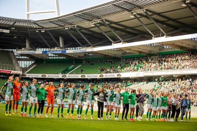 GER, FFBL, SV Werder Bremen vs 1. FC Koeln 14.10.2023, wohninvest WESERSTADION, GER, FFBL, SV Werder Bremen vs 1. FC Koeln im Bild Die Werder Frauen jubeln und lassen sich vor der Ostkurve feiern,