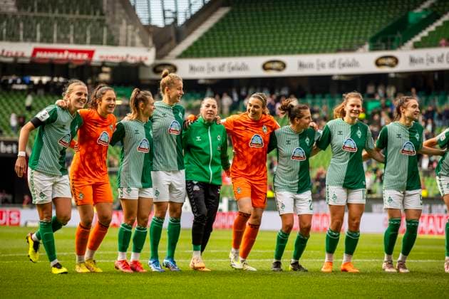 GER, FFBL, SV Werder Bremen vs 1. FC Koeln 14.10.2023, wohninvest WESERSTADION, GER, FFBL, SV Werder Bremen vs 1. FC Koeln im Bild Die Werder Frauen jubeln und lassen sich vor der Ostkurve feiern,