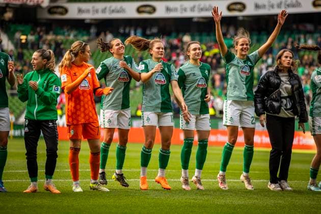 GER, FFBL, SV Werder Bremen vs 1. FC Koeln 14.10.2023, wohninvest WESERSTADION, GER, FFBL, SV Werder Bremen vs 1. FC Koeln im Bild Die Werder Frauen jubeln und lassen sich vor der Ostkurve feiern,