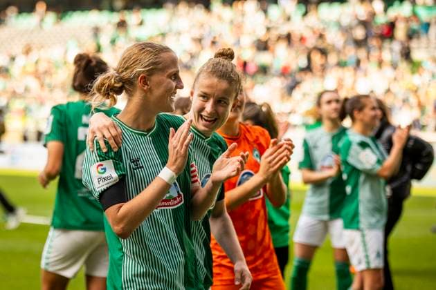 GER, FFBL, SV Werder Bremen vs 1. FC Koeln 14.10.2023, wohninvest WESERSTADION, GER, FFBL, SV Werder Bremen vs 1. FC Koeln im Bild Die Werder Frauen jubeln und lassen sich vor der Ostkurve feiern, Lina Hausicke (SV Werder Bremen 18) mit Michelle Ulbrich (SV Werder Bremen 05),