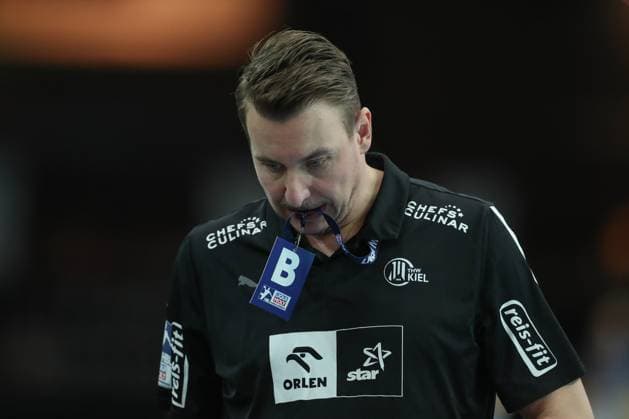 Sport Bilder des Tages 14.10.2023, xtgx, Handball, Liqui Moly HBL, SC DHfK Leipzig - THW Kiel v.l. Filip Jicha (Kiel, Trainer) enttaeuscht, schaut enttaeuscht, niedergeschlagen, disappointed Leipzig *** 14 10 2023, xtgx, handball, Liqui Moly HBL, SC DHfK Leipzig THW Kiel v l Filip Jicha Kiel, coach disappointed, looks disappointed, dejected, disappointed Leipzig